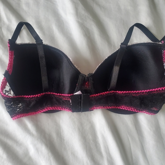 🎉2 for $15🎉 Black White and Pink Lacy Underwire Bra - Picture 2 of 4